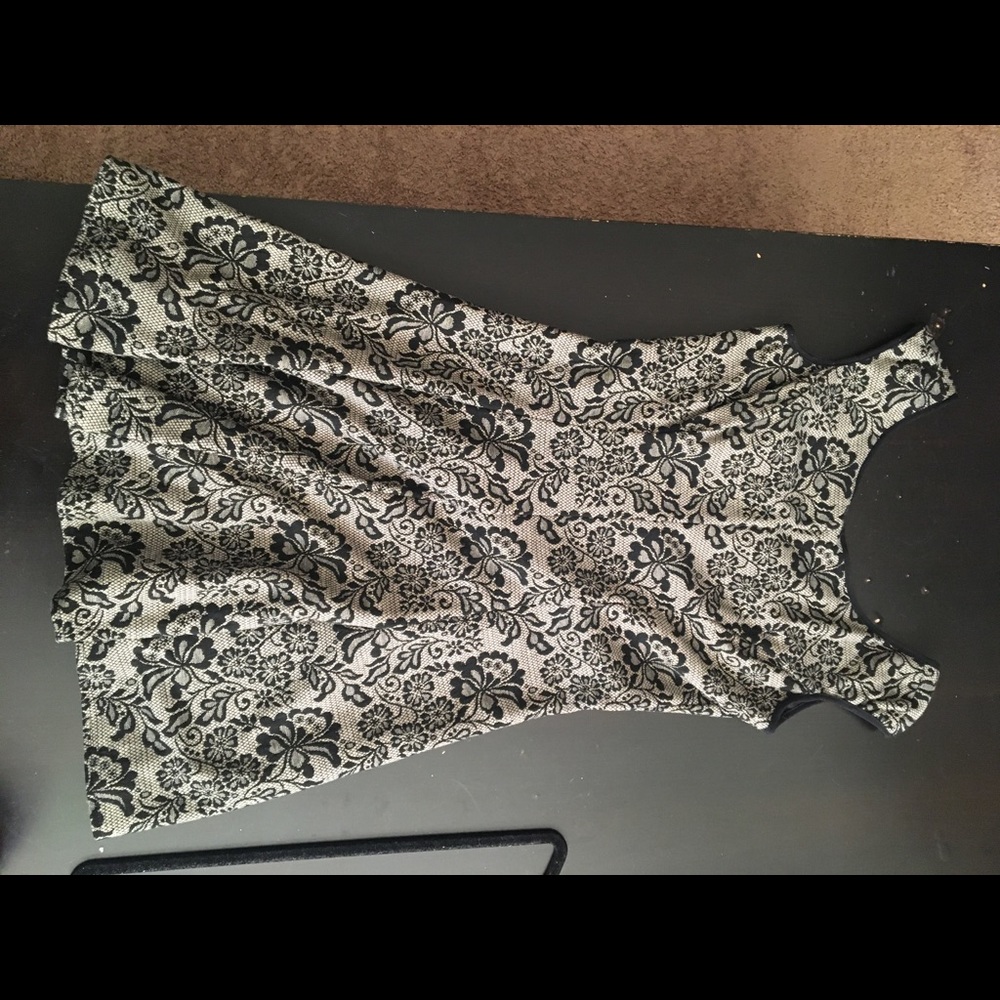 Size 6 maggy London goldish and black print